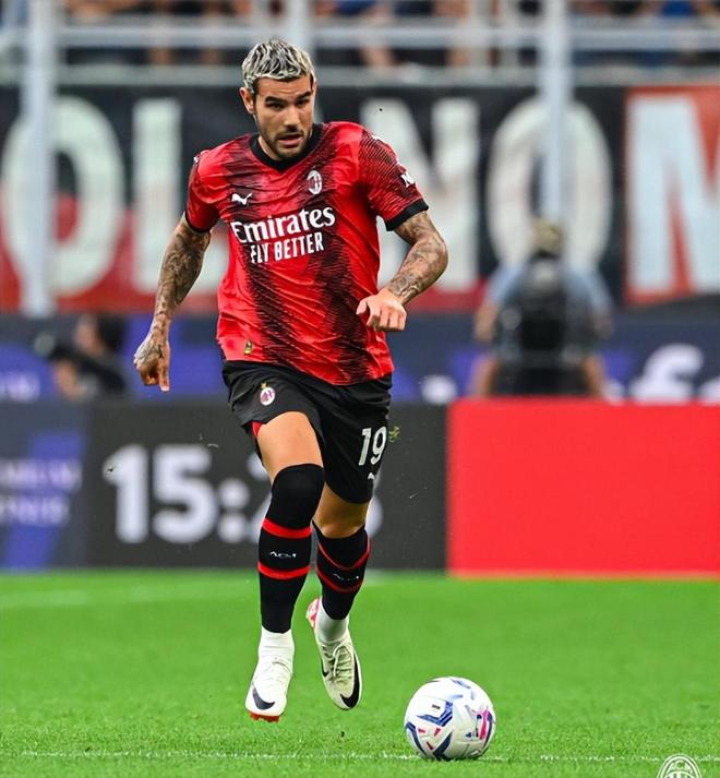 欧冠半场：克瑙夫打破僵局，法兰克福1-0巴塞罗那（欧冠半场战报：克瑙夫先拔头筹，法兰克福暂1-0领先巴塞罗那）