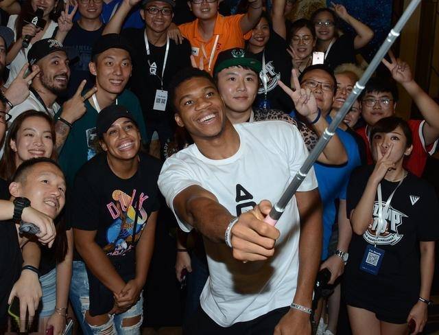 杰克逊在采访中谈到他年轻时朋友们总叫他内马尔：（杰克逊在采访中自曝：年轻时朋友常叫他'内马尔）