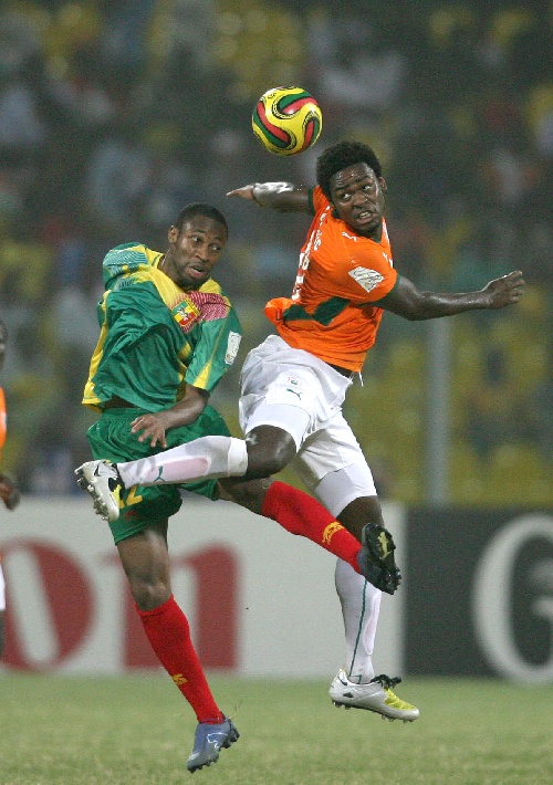 湖人詹姆斯关键时刻命中绝杀（詹姆斯压哨绝杀，湖人取胜）