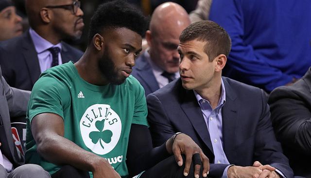 步行者大胜奇才！哈利伯顿对奇才替补席做哭泣的动作（步行者痛击奇才，哈利伯顿朝对手替补席比出哭泣动作）