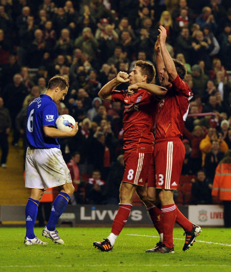 惊险一幕，马竞女足球员梅迪纳头部被膝盖撞到后失去意识（赛场惊魂：马竞女足球员梅迪纳头部遭膝击后当场昏迷）
