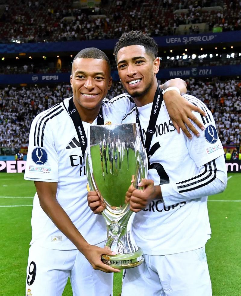 莱万：失去袖标很难过，但感受到了球迷的爱；不恨普罗别日（莱万：失去队长袖标虽难过，却感受到球迷的爱；对普罗别日无怨）